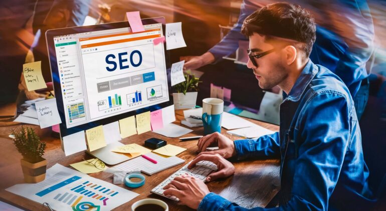un-hombre-esta-trabajando-en-una-computadora-con-un-letrero-que-dice-web un-hombre-esta-trabajando-en-una-computadora-con-un-letrero-que-dice-web