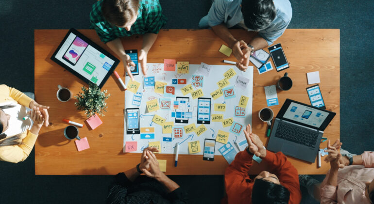 vista-superior-del-equipo-de-desarrolladores-compartiendo-el-diseno-ux-utilizando-la-convocatoria-de-mapas-mentales Top view of developer team sharing idea of Ux Ui design by using mind map. Top down view of group of business people working together to brainstorm or plan mobile phone interface app. Convocation. SSUCv3H4sIAAAAAAAACnRSTY/cIAy9V+p/GHFeVBIghD1upZ576K3qwYAzgzYDo0C2Wq32v5d8zVKpveH3zLOf7bfPn04nYiB5Sx5Pb0tUYj+Oc8oTZB9DgdnDjk8YHE418jLxjtUA+DpC53OcPIw1aCDbS4ArFjDM47jA7ytJUoY8J0xLLztkIeO5aGzgXWJr+OcWnw5iJcuPQpEfWKrEMZ5fyUPFptks7Nd4vc0Zp0QObqv3H7GnOfmAKX355gMEi/+S/I7xNuKH3vb4dZ/MGYN9XZ1VjiccETbHuxmCrVJMsoEqYXoqOikp9ELRpnXGacdA981RnzjWgSs/qETDqBg6RQ1zkkqhnGq7jhlp7skD471yyCkfupYKwIZCZzQVrdStkEPfu4/kTjoYWEnhg0Fa5IBqXtpwGlVnUQ16sKvZzSF5/l3Gea1XB7PzsdraS7QwLgm8GgD4G0zw17/b5K0P5wqJ+bLe3aFk4xzytAyT3PsdY7yBKQt4PA2lDB74BVIq6e7Aq9q2XHm8VnVCzOsqdlXiyvEtYcO55FLpRimhpRZ8X8B+sBdfdNZ2DqES22fvald+6YD0QtgyeEk5oqDCakeNAUF12zYOhG36fihTff8DAAD//wMATpRAxpkDAAA=