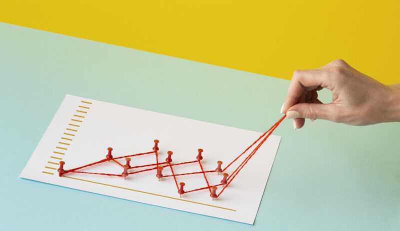 presentacion-de-estadisticas-de-graficos-de-alto-angulo-con-la-mano